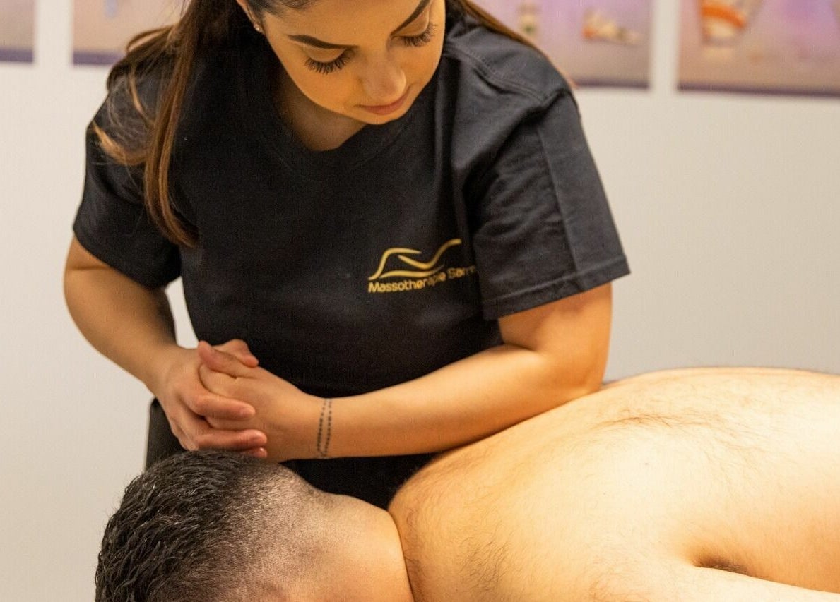 Therapist giving a massage at Wellness Center Massotherapie Sandra, Laval, Québec, CA.
