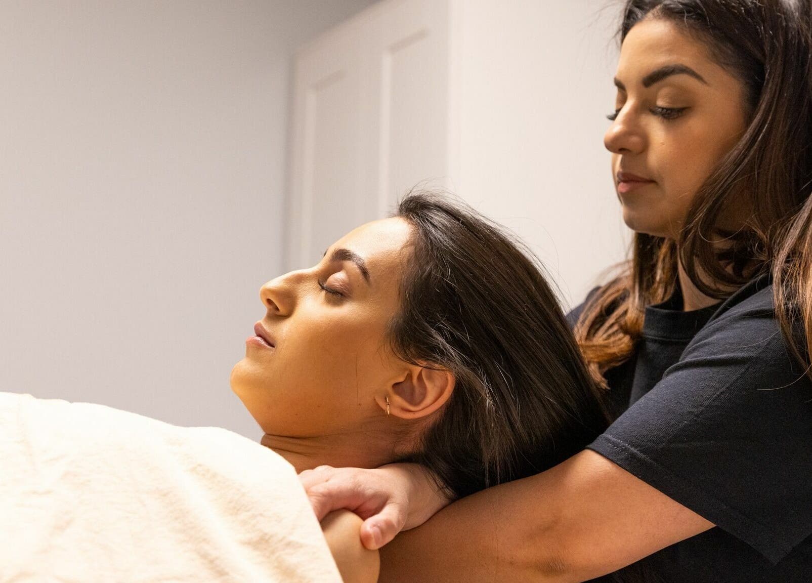 Massage therapist at Wellness Center Massotherapie Sandra, Laval, Québec, CA, providing a relaxing shoulder massage.