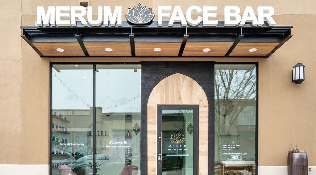 Front view of Merum Face Bar in Allen, Texas, US, showcasing its inviting glass facade.