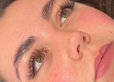 Close-up of eyelash extensions at Keely Briany Beauty, Brighton, England, GB. Showcasing expert beauty techniques.