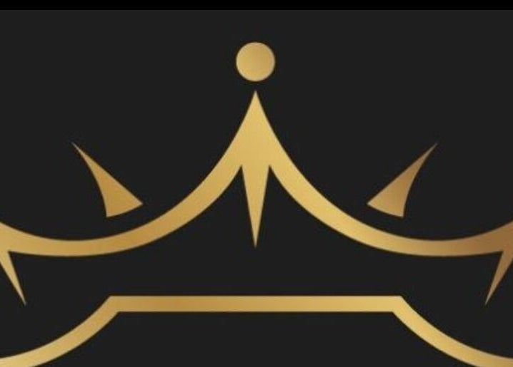 Elegant golden crown logo for ILashed, Cape Town, South Africa, ZA. Represents luxury and premium beauty services.
