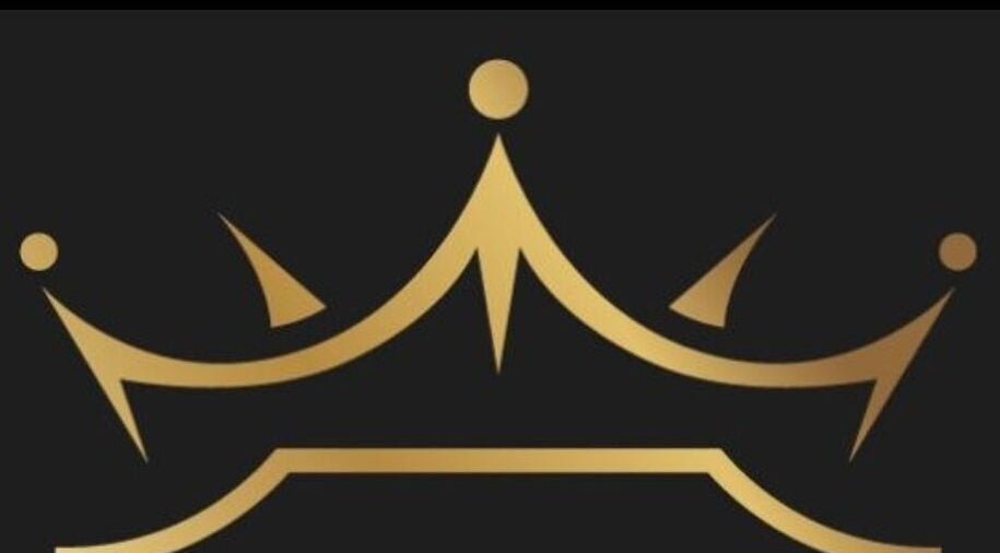 Elegant golden crown logo for ILashed, Cape Town, South Africa, ZA. Represents luxury and premium beauty services.