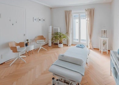 Innenansicht des Massagezimmers bei Massagepraxis Manaflow in Luzern, Luzern, CH. Helle, beruhigende Atmosphäre.