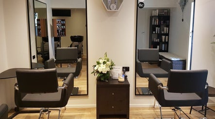 Εικόνα Into Hair Salon 3