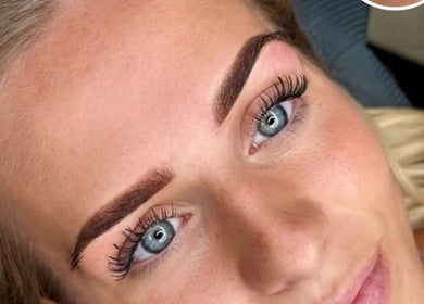 Close-up van prachtig vormgegeven wenkbrauwen bij MT Studio PMU & Beauty in Amstelveen, Noord-Holland, NL.