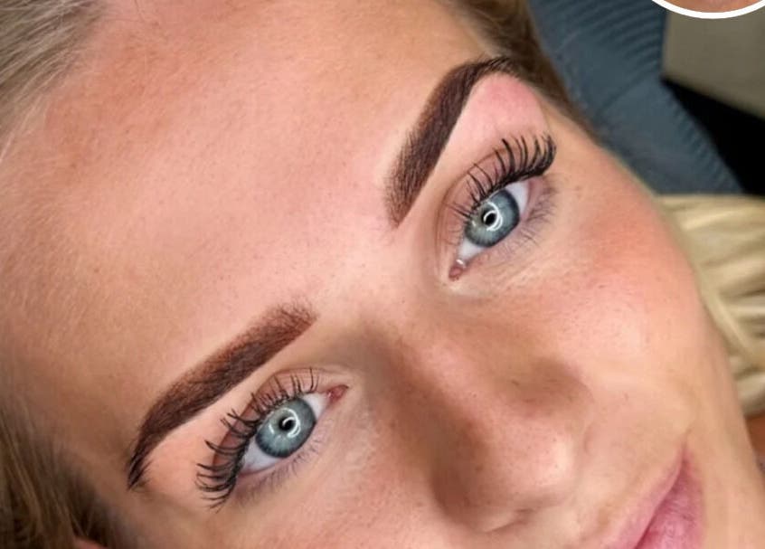 Close-up van prachtig vormgegeven wenkbrauwen bij MT Studio PMU & Beauty in Amstelveen, Noord-Holland, NL.