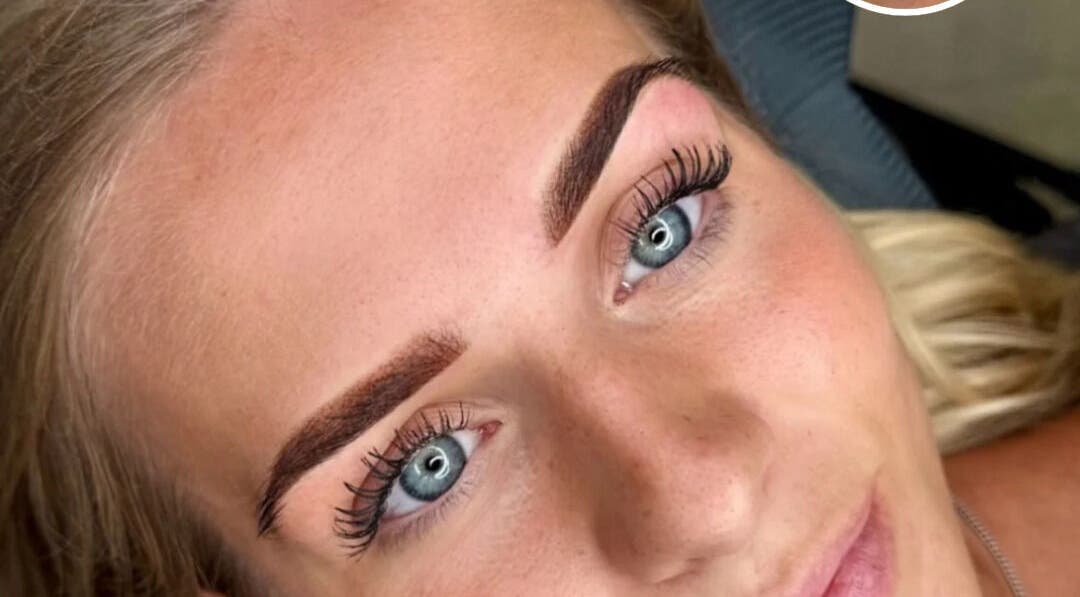 Close-up van prachtig vormgegeven wenkbrauwen bij MT Studio PMU & Beauty in Amstelveen, Noord-Holland, NL.