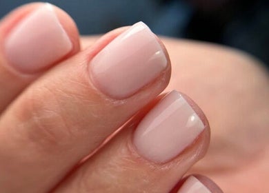 Perfecte manicure bij MT Studio PMU & Beauty, Amstelveen, Noord-holland, NL.