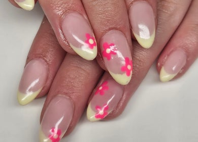 Floral nail art at Nova Nails, Glasgow, Scotland, GB. Delicate pink flowers on elegant nude tips.