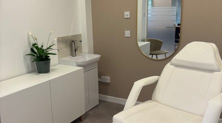 Modern salon chair and mirror setup at Kalon Hair Studio, Edinburgh, Scotland, GB for a relaxing experience.