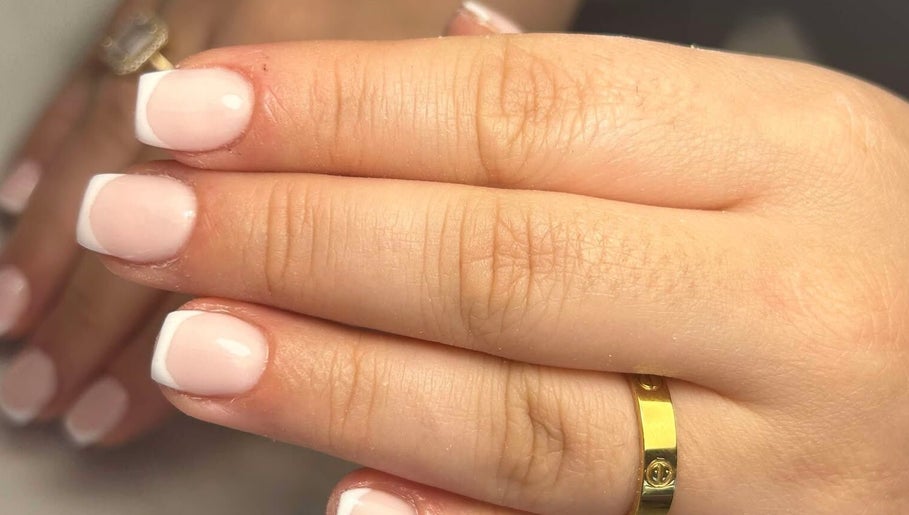 Elegant French manicure bij Beauté boutique, Leerdam, Utrecht, NL.