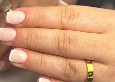 Elegant French manicure bij Beauté boutique, Leerdam, Utrecht, NL.
