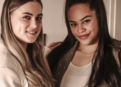 Vriendelijke ontmoeting bij Beauté boutique in Leerdam, Utrecht, NL met stralende klanten.