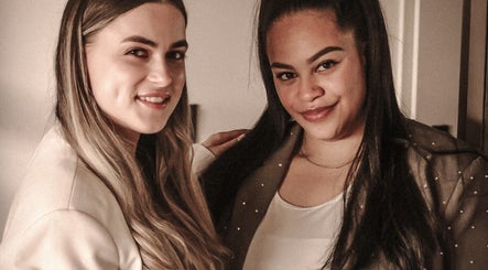 Vriendelijke ontmoeting bij Beauté boutique in Leerdam, Utrecht, NL met stralende klanten.