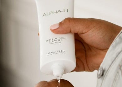 Hand houdt Alpha-H reiniger vast bij Beauté Boutique in Leerdam, Utrecht, NL.