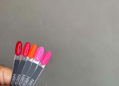 Kleurrijke nagellakkleuren bij Beauté boutique, Leerdam, Utrecht, NL voor unieke nail art.