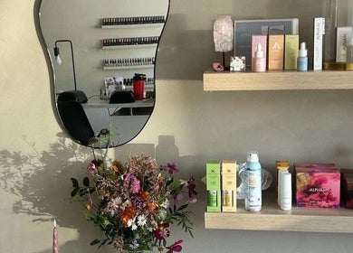 Decoratief display in Beauté boutique, Leerdam, Utrecht, NL met producten en bloemen.