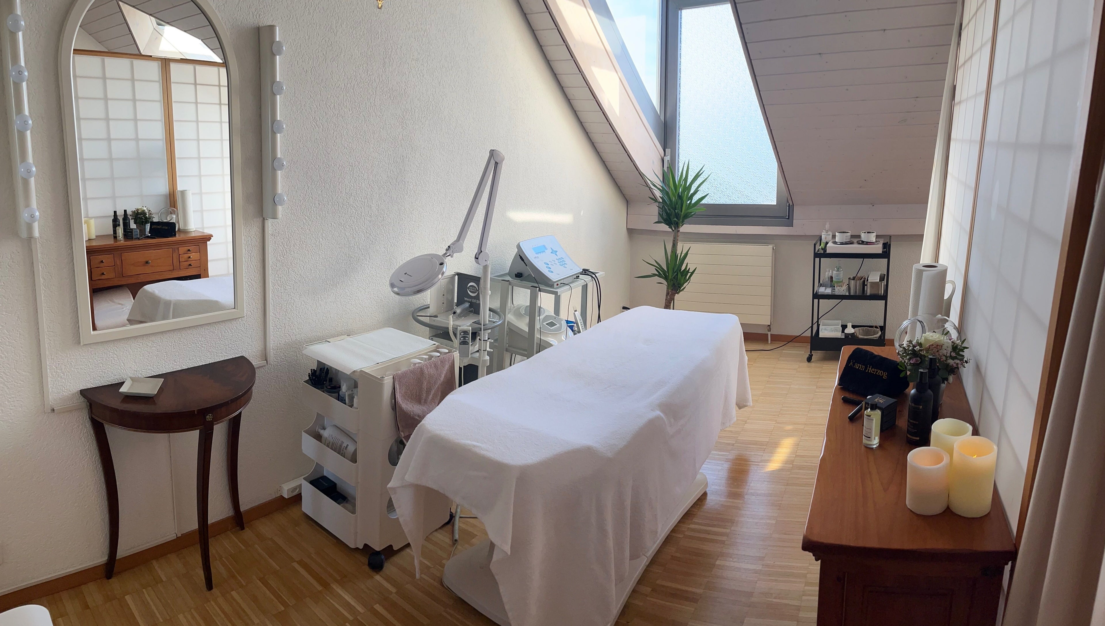 Salle de soins relaxante à Beauté Bio - Manuela de Miranda, Morges, Vaud, CH, ambiance zen et équipements modernes.