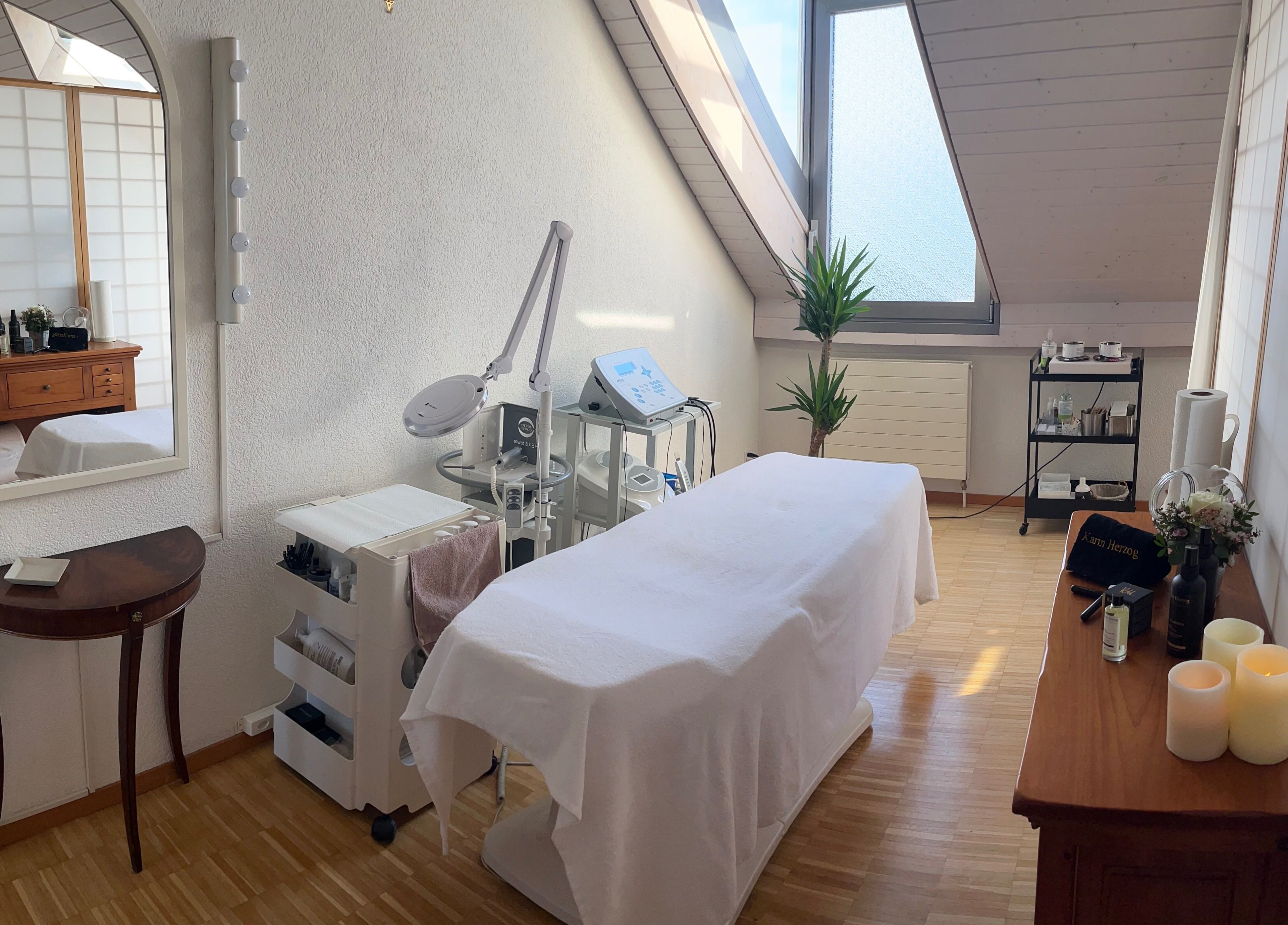 Salle de soins relaxante à Beauté Bio - Manuela de Miranda, Morges, Vaud, CH, ambiance zen et équipements modernes.