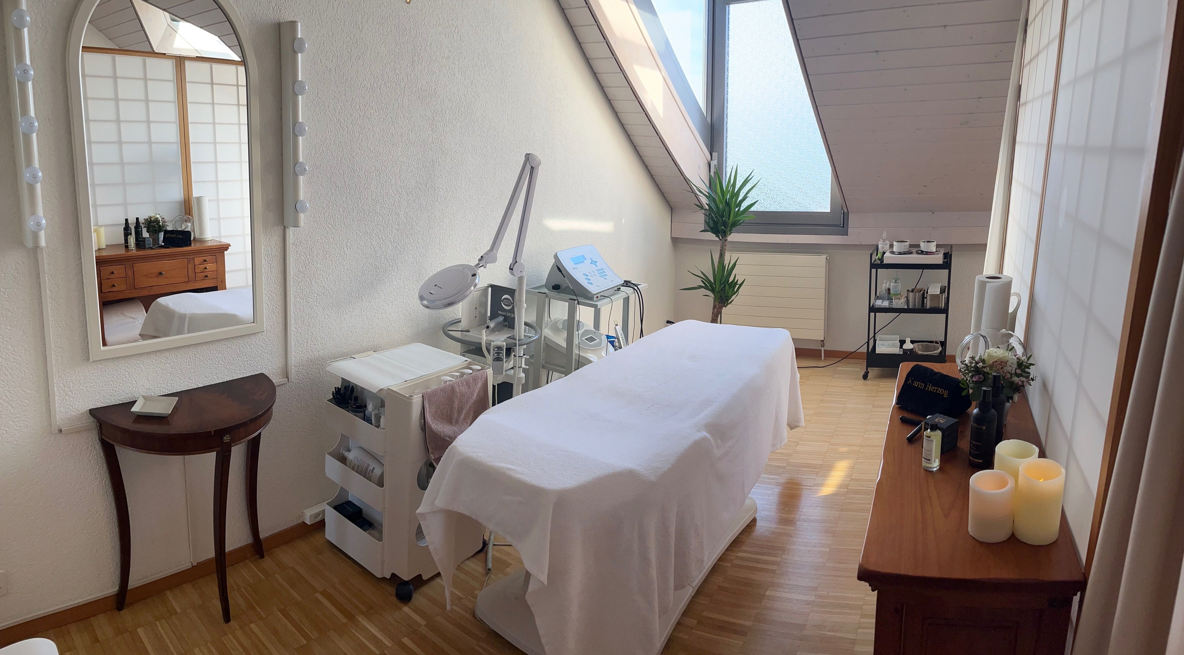 Salle de soins relaxante à Beauté Bio - Manuela de Miranda, Morges, Vaud, CH, ambiance zen et équipements modernes.