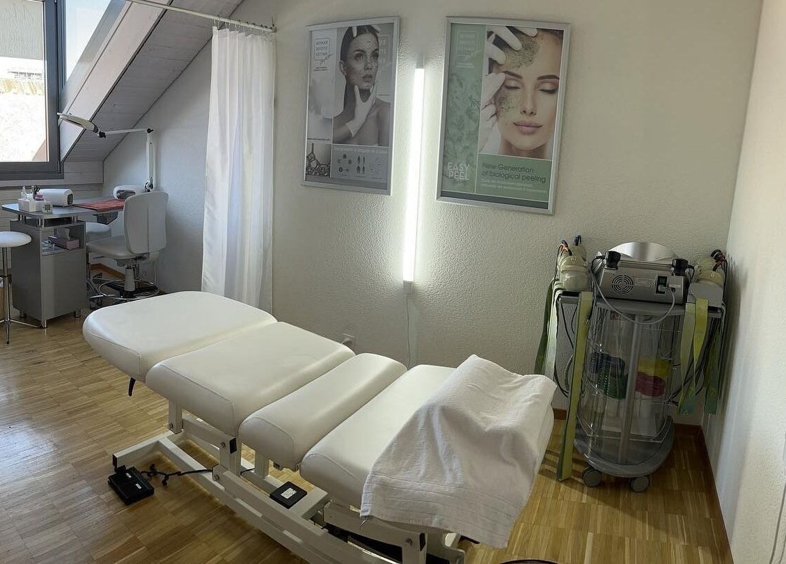 Salle de soin moderne de Beauté Bio - Manuela de Miranda à Morges, Vaud, CH, avec table de massage.