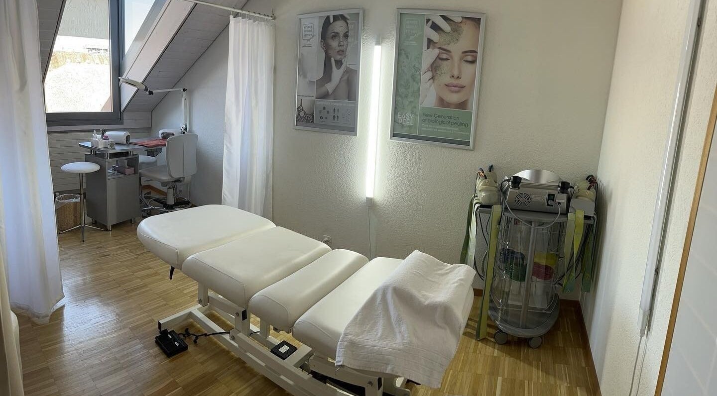 Salle de soin moderne de Beauté Bio - Manuela de Miranda à Morges, Vaud, CH, avec table de massage.