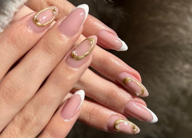 Elegant gold-accented nails at Fix Her Crown in Benoni, Gauteng, ZA, showcasing luxury nail design.