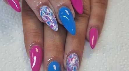 صورة Glitz 473 Falls Road Belfast Bt126dd 3