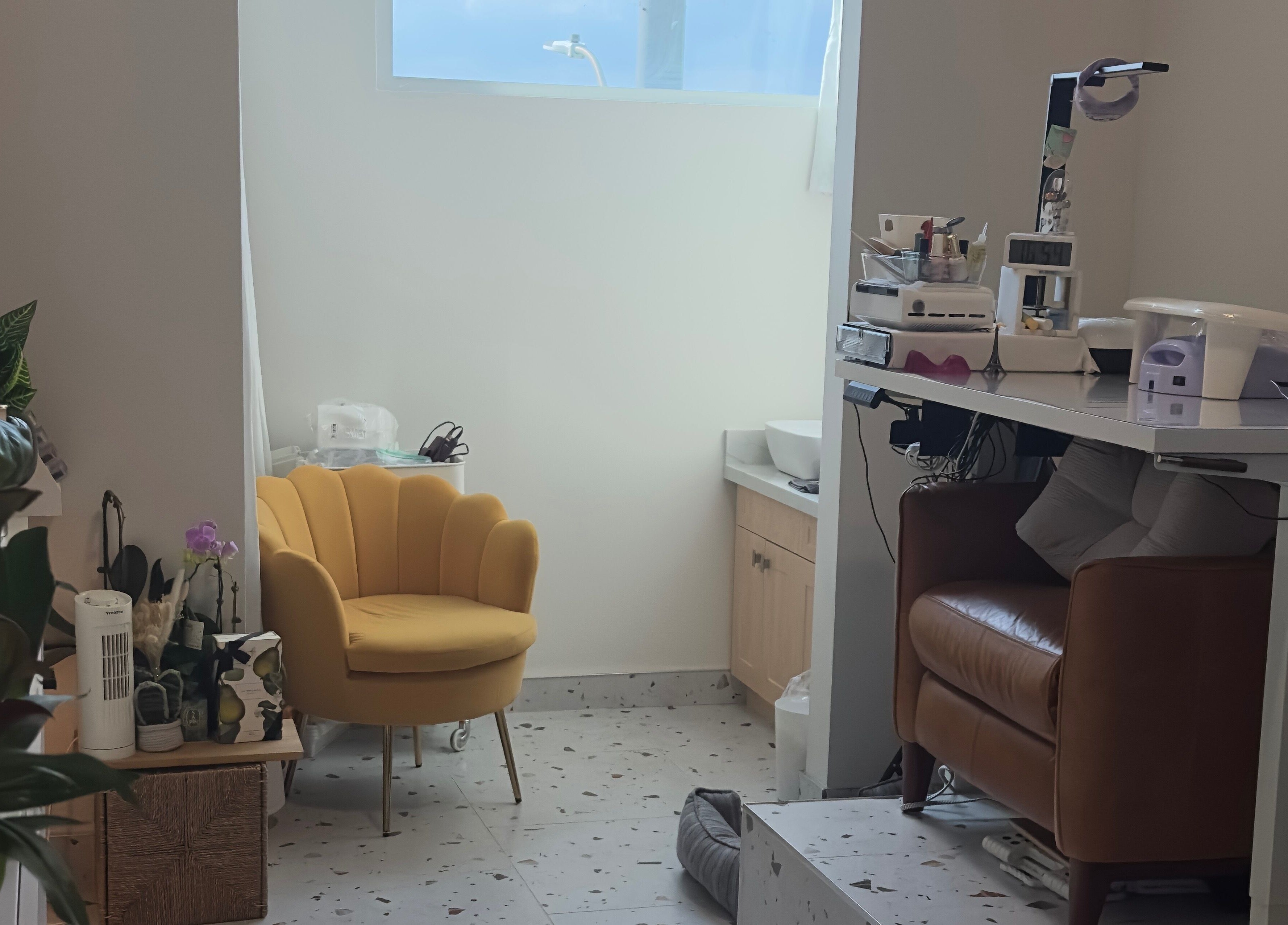 Relaxing chair and nail station at Jennie Nail Studio, Markham, Ontario, CA, offering a serene grooming experience.