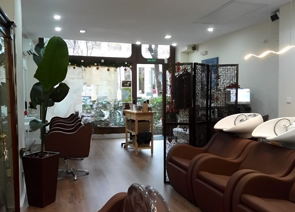 Interior moderno de Rytuals Peluqueros en Madrid, Comunidad de Madrid, ES, con sillas cómodas y lavabos elegantes.