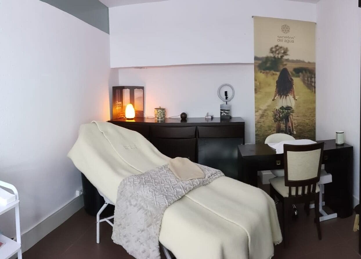 Sala de masaje en Rytuals Peluqueros, Madrid, Comunidad de Madrid, ES, con camilla acogedora y luz cálida.