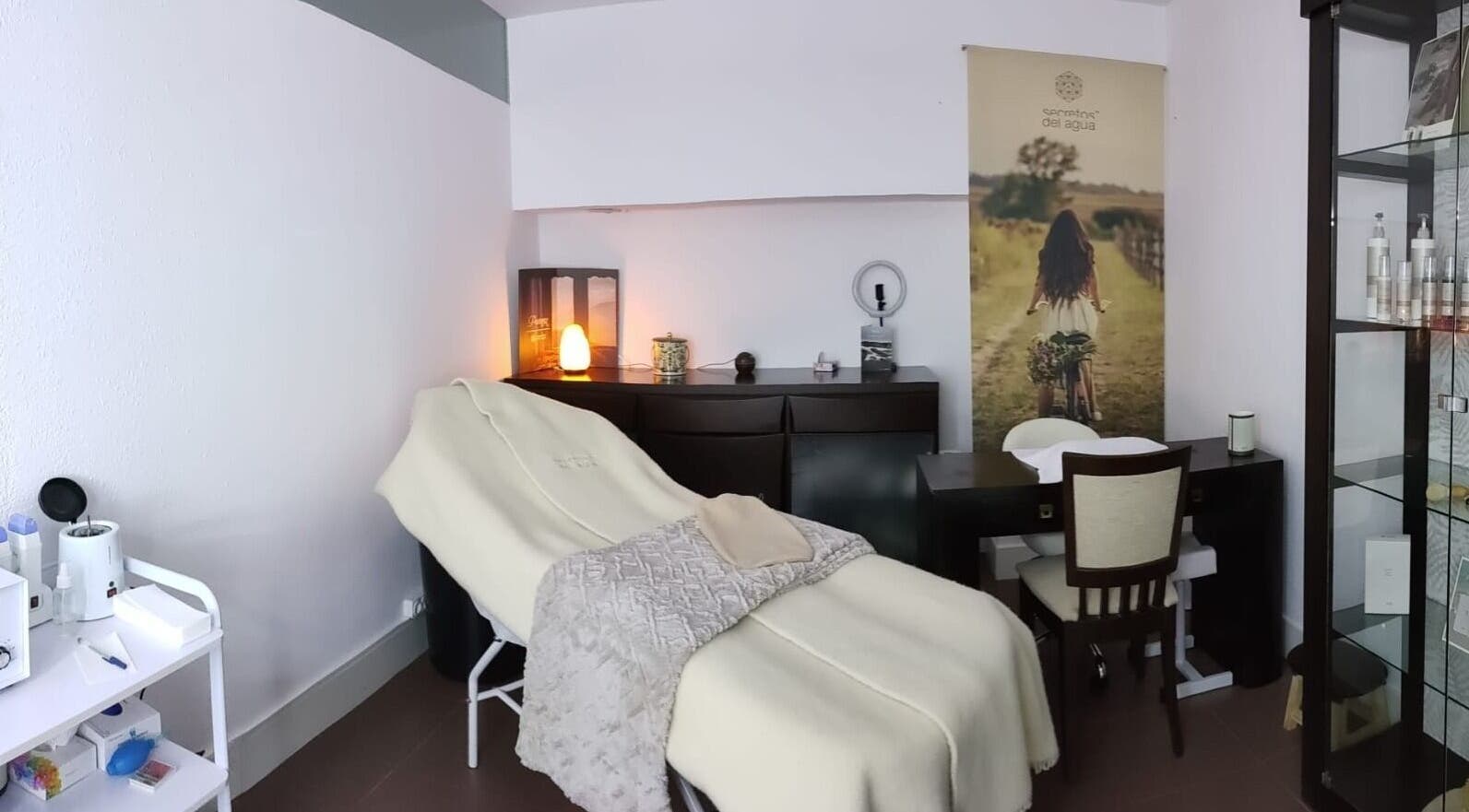 Sala de masaje en Rytuals Peluqueros, Madrid, Comunidad de Madrid, ES, con camilla acogedora y luz cálida.