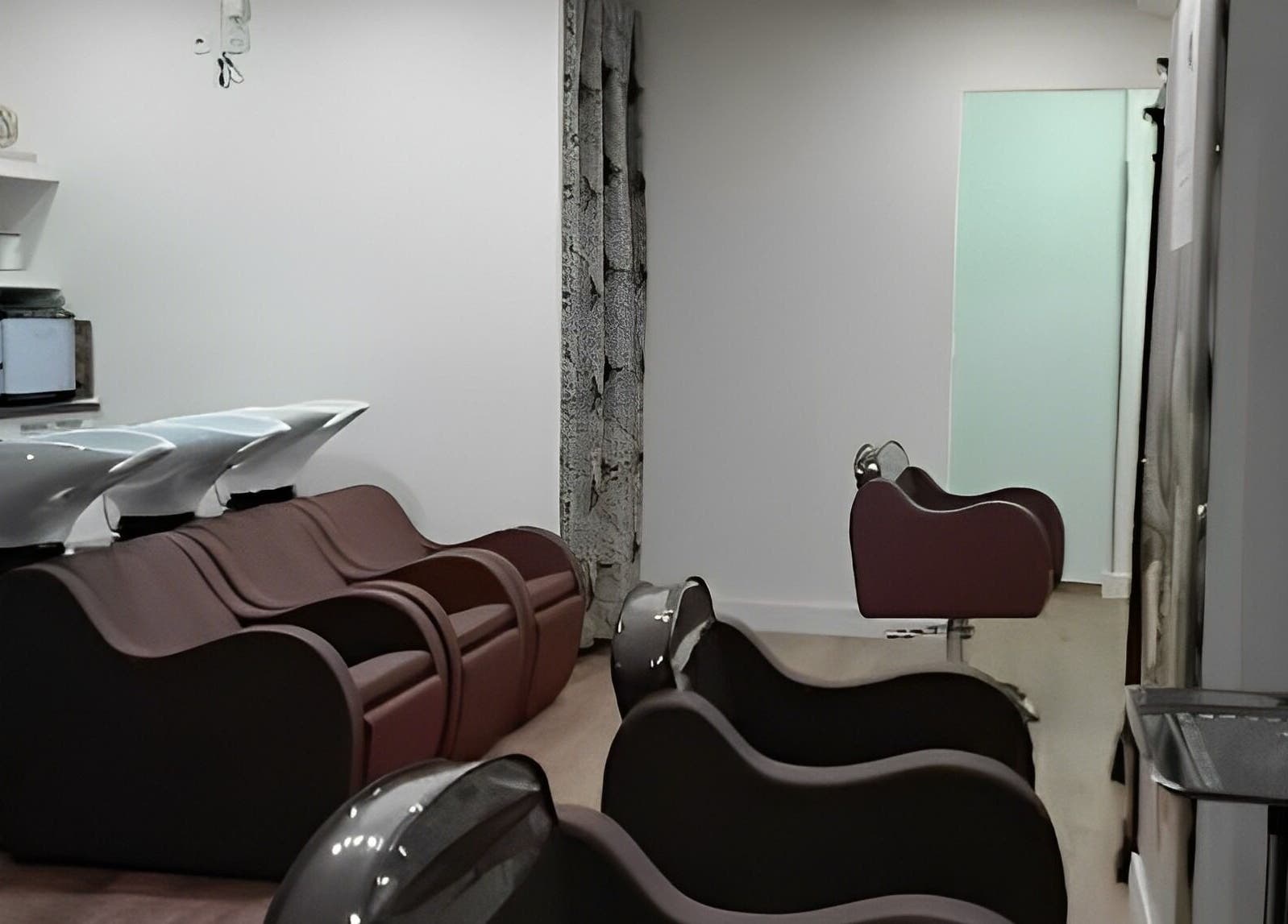 Espacio lavado de cabello en Rytuals Peluqueros, Madrid, Comunidad de Madrid, ES, con sillas modernas.