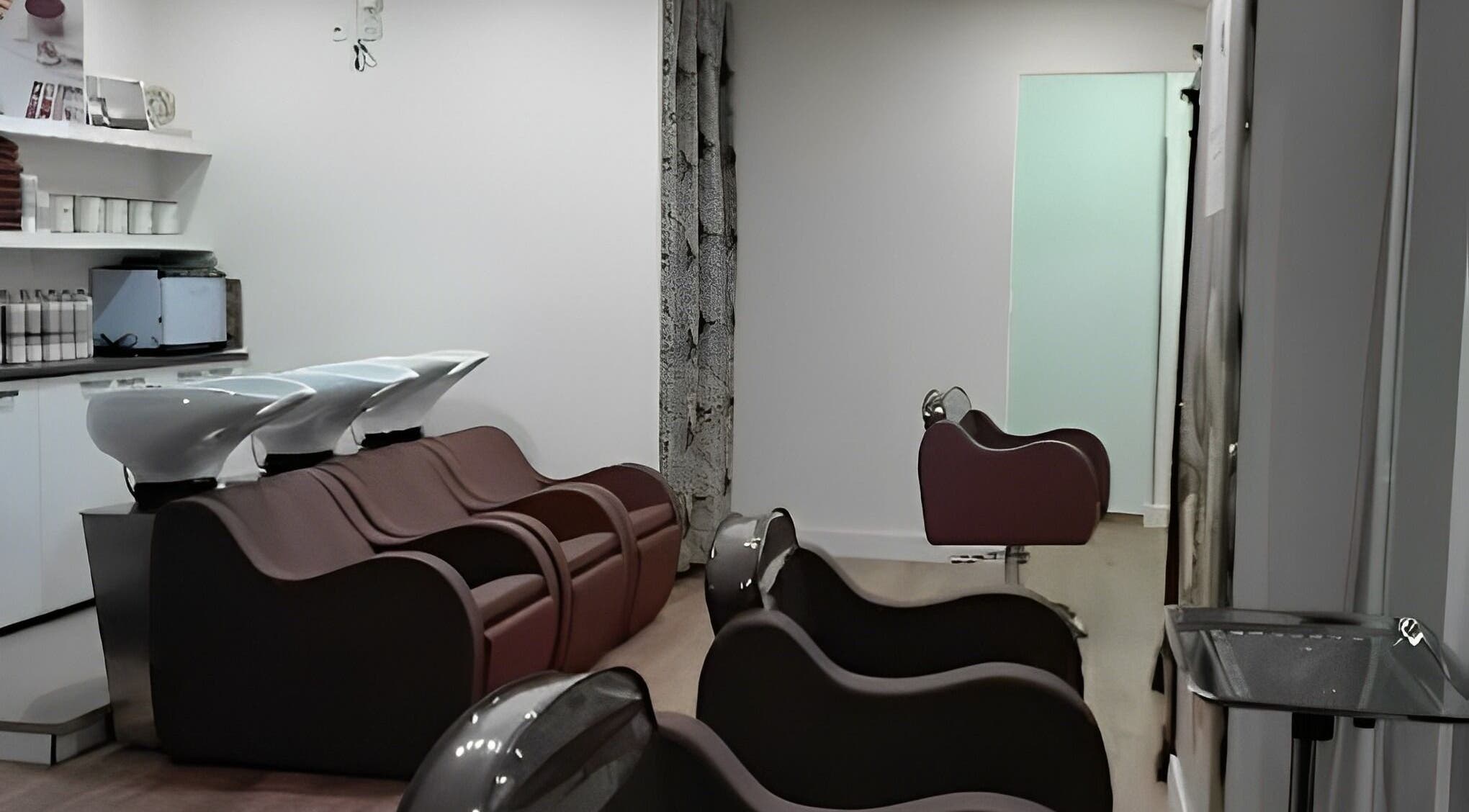 Espacio lavado de cabello en Rytuals Peluqueros, Madrid, Comunidad de Madrid, ES, con sillas modernas.