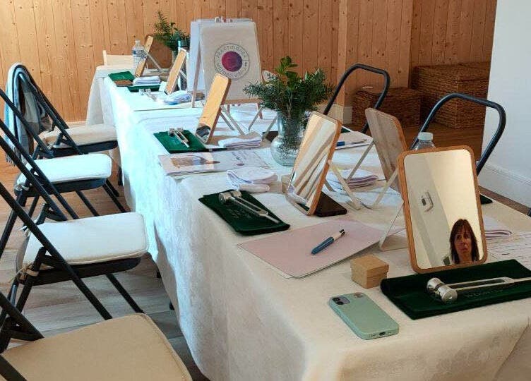 Taller de belleza en Rytuals Peluqueros, Madrid, Comunidad de Madrid, ES, con espejos y herramientas.