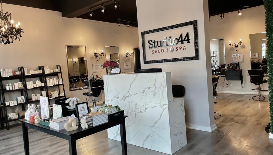 Studio 44 Salon & Spa изображение 1