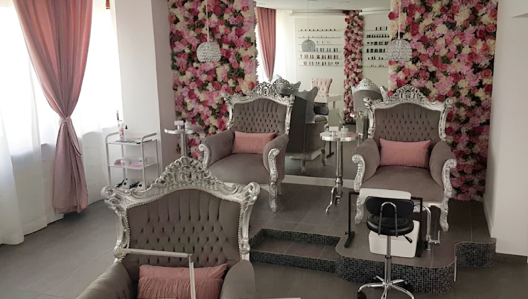 Elegantan salon s cvjetnim zidom i raskošnim stolicama u Venus (Maksimir), Zagreb, HR.