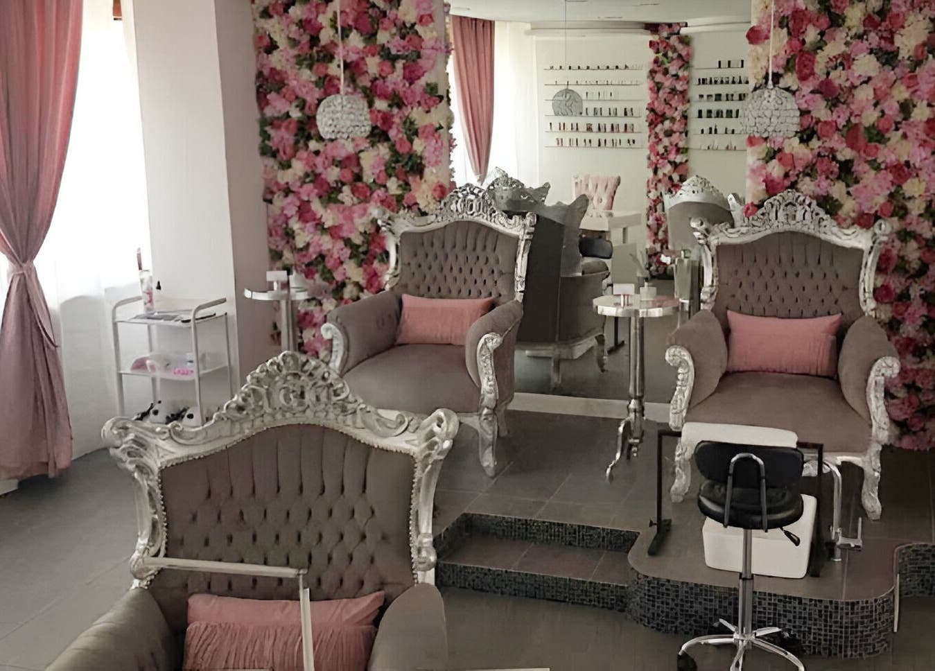 Elegantan salon s cvjetnim zidom i raskošnim stolicama u Venus (Maksimir), Zagreb, HR.