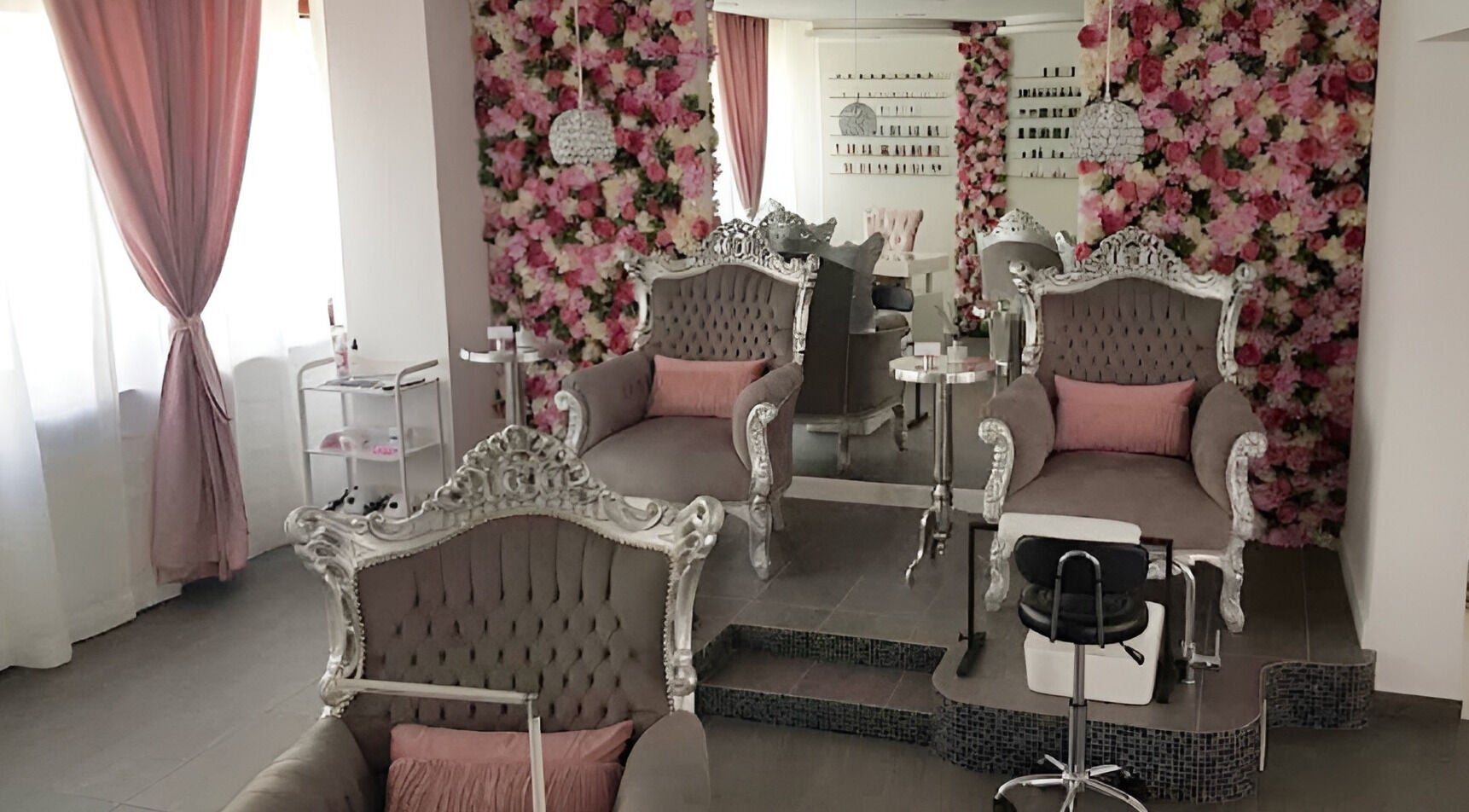 Elegantan salon s cvjetnim zidom i raskošnim stolicama u Venus (Maksimir), Zagreb, HR.
