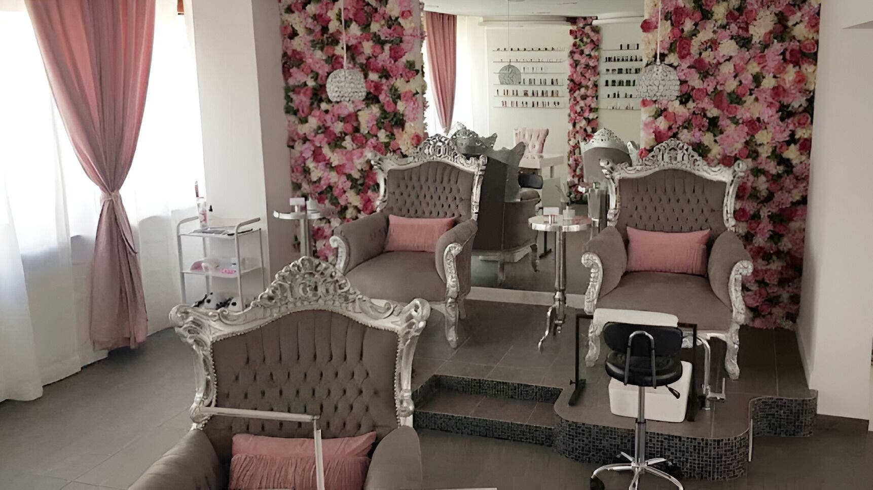Elegantan salon s cvjetnim zidom i raskošnim stolicama u Venus (Maksimir), Zagreb, HR.