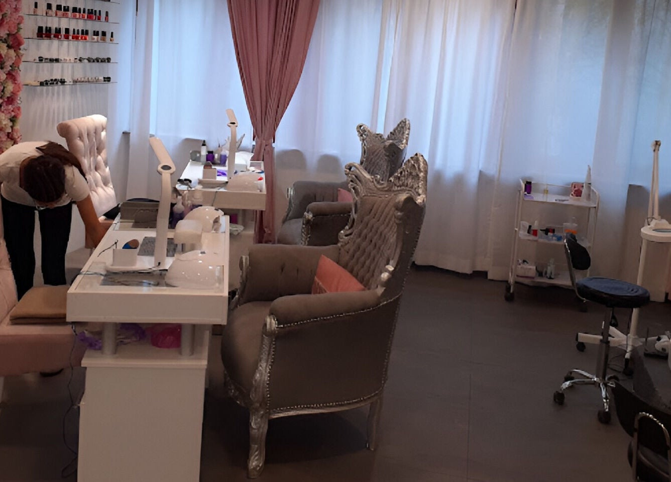 Elegant interijer salona Venus (Maksimir) u Zagrebu, HR s blijedo ružičastim i srebrnim stolicama.