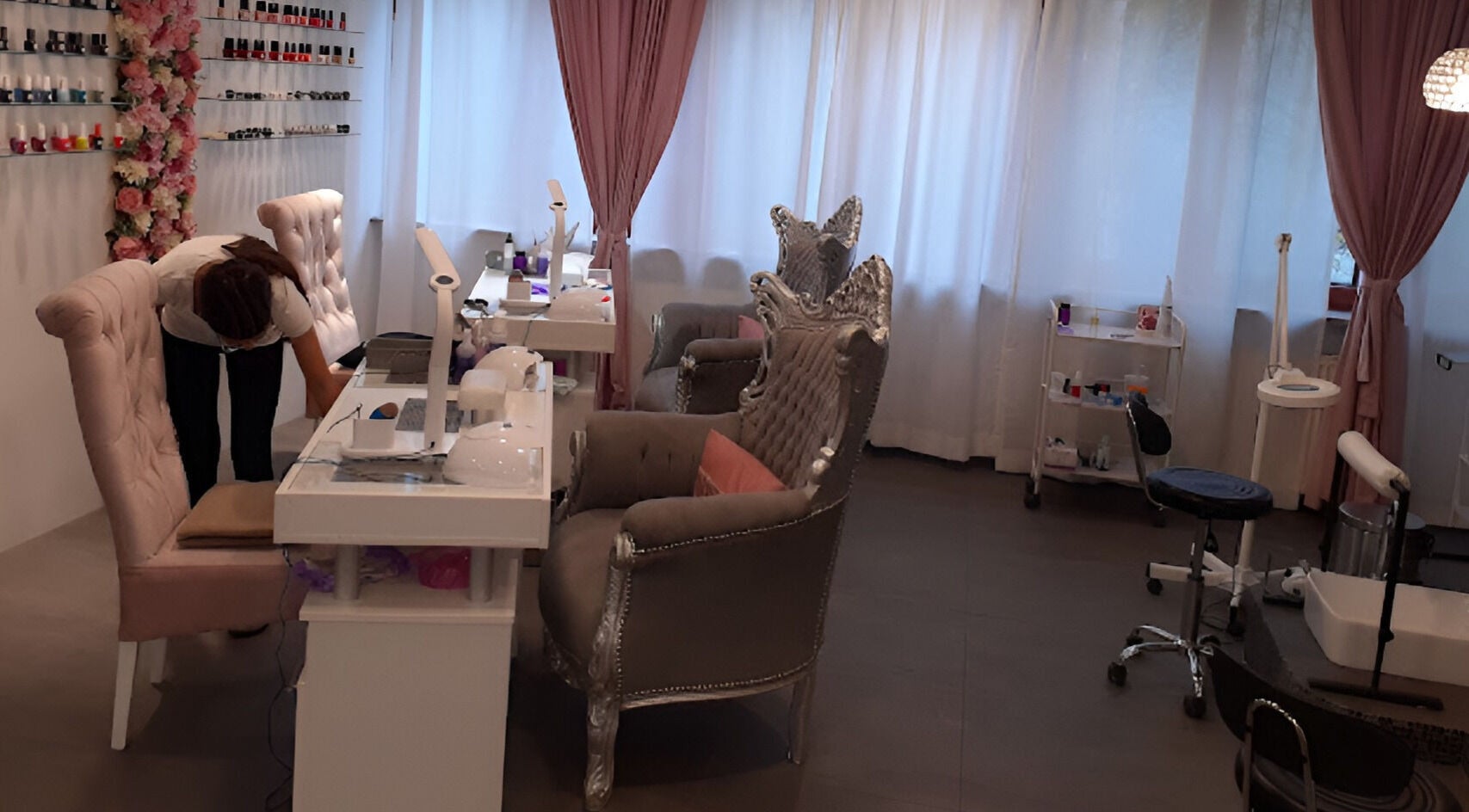 Elegant interijer salona Venus (Maksimir) u Zagrebu, HR s blijedo ružičastim i srebrnim stolicama.