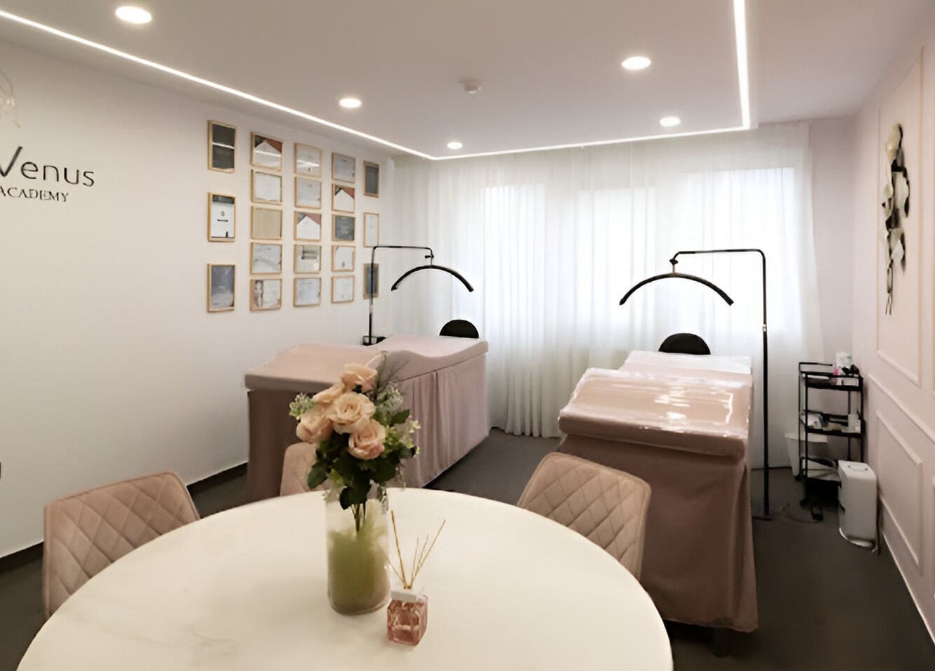 Prostran i elegantan interijer Venus (Maksimir) u Zagrebu, HR, s ukrašenim stolovima i stolicama.