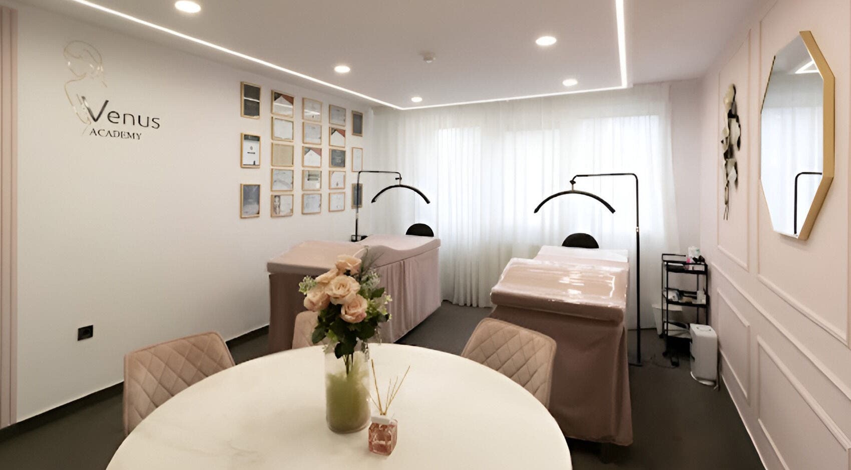 Prostran i elegantan interijer Venus (Maksimir) u Zagrebu, HR, s ukrašenim stolovima i stolicama.