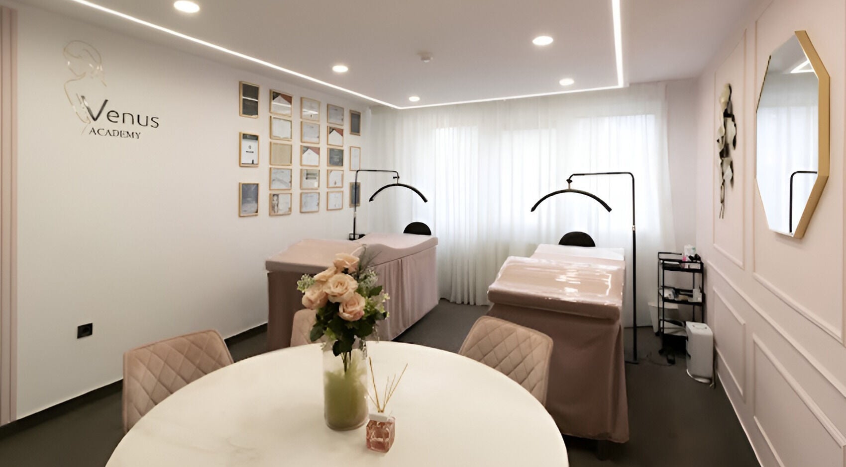 Prostran i elegantan interijer Venus (Maksimir) u Zagrebu, HR, s ukrašenim stolovima i stolicama.