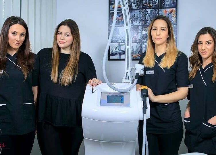 Osoblje Venus (Maksimir) u Zagrebu, HR kraj kozmetičkog uređaja za tretmane.