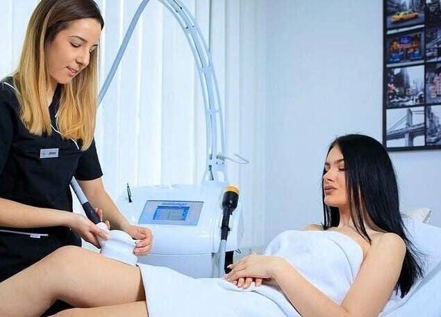 Stručnjak u Venus (Maksimir) izvodi tretman ljepote, Zagreb, HR.