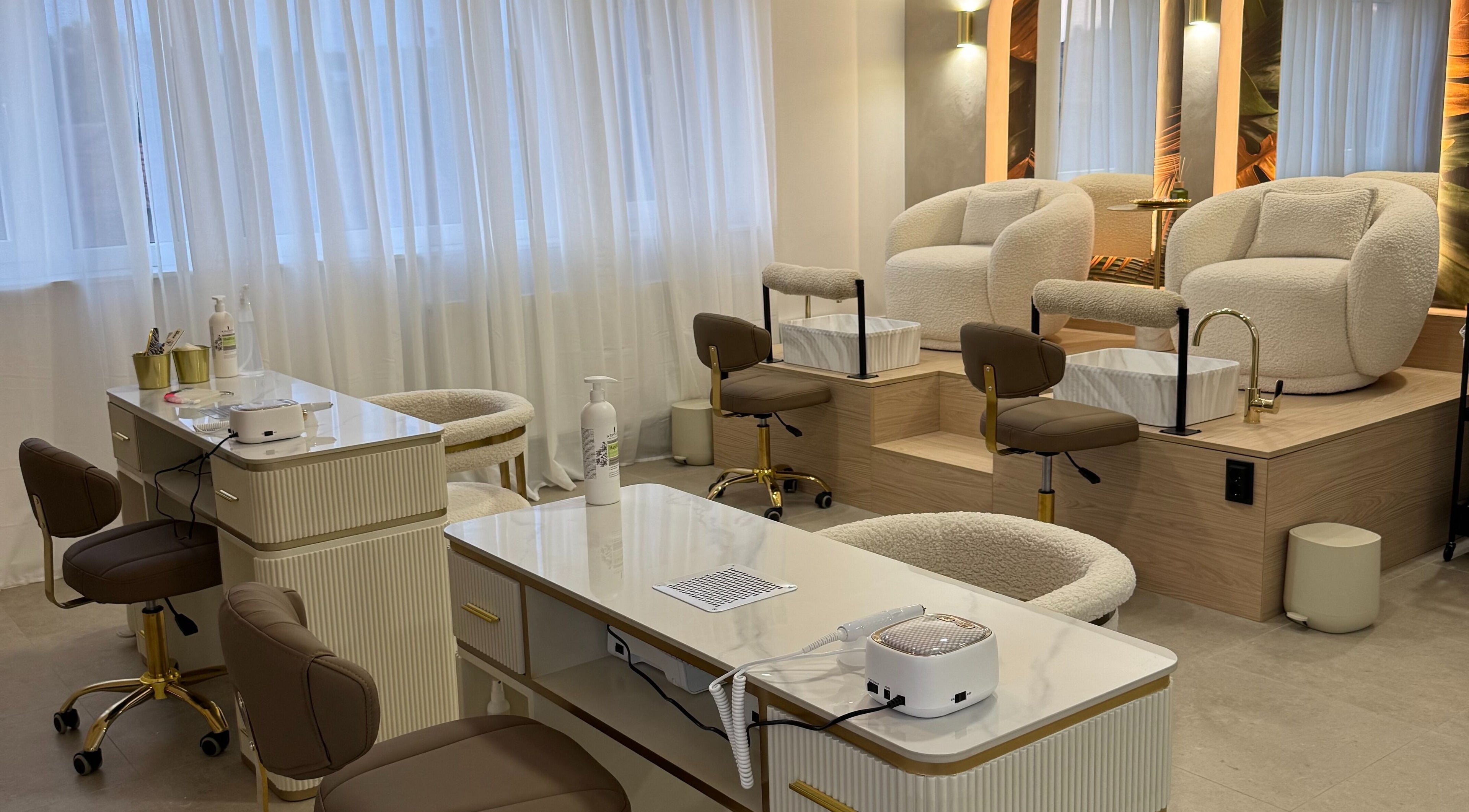 Moderna beauty zona u Venus2 - Sesvete, Grad Zagreb, HR s luksuznim kozmetičkim naslonjačima.