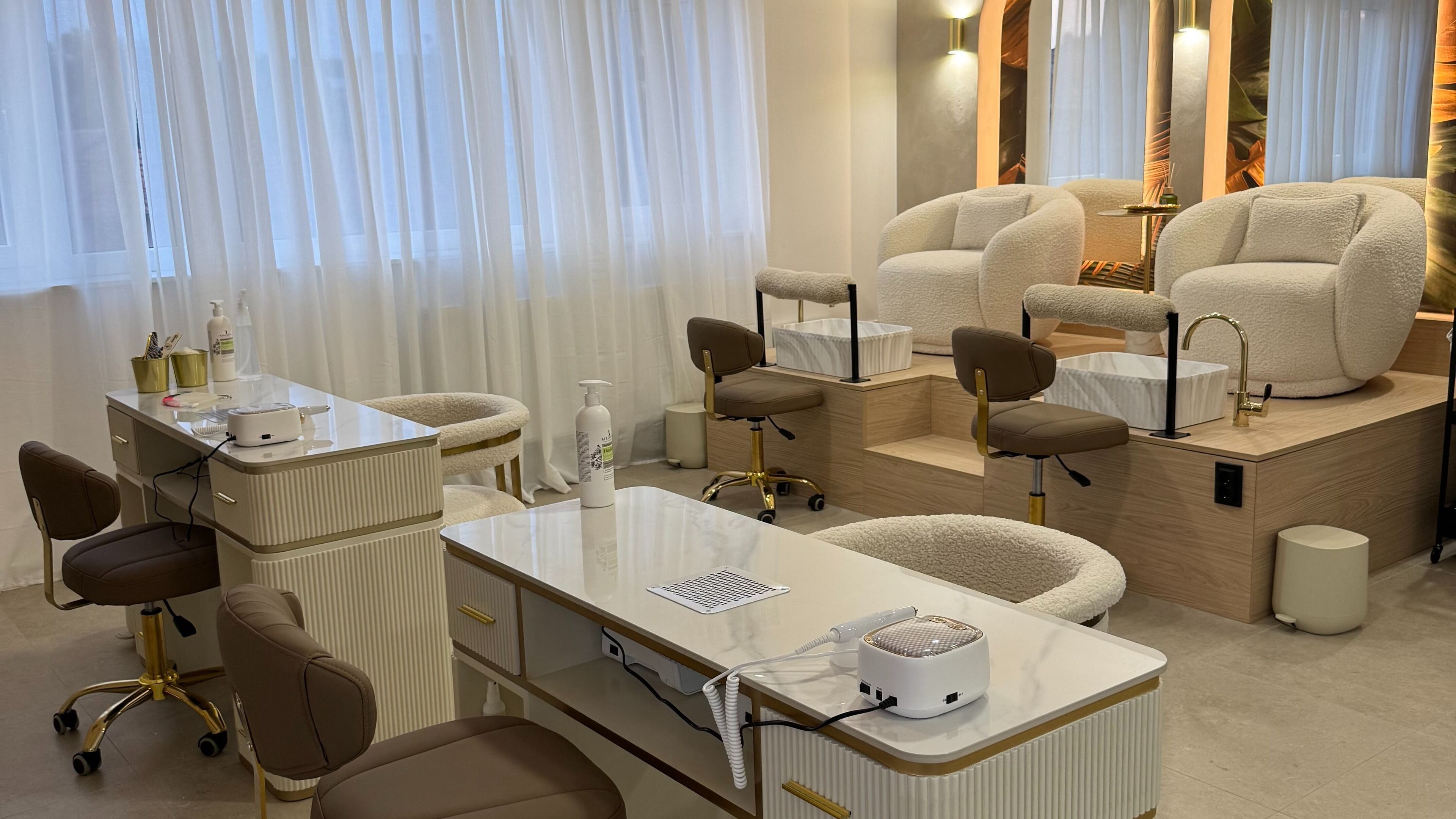 Moderna beauty zona u Venus2 - Sesvete, Grad Zagreb, HR s luksuznim kozmetičkim naslonjačima.