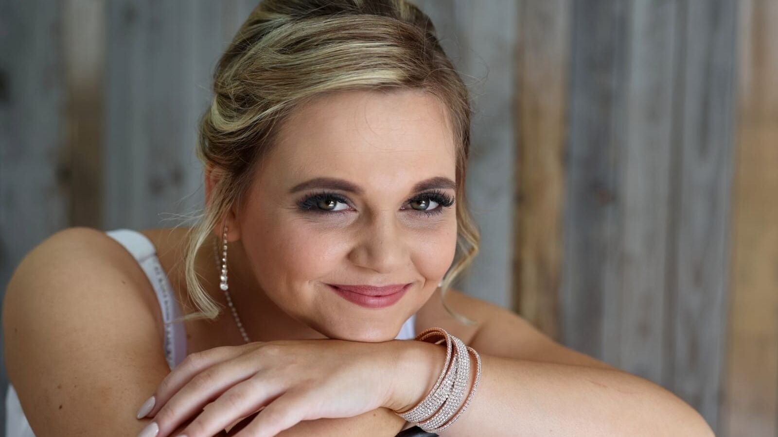 Smiling woman with elegant jewelry at Go Brown Mpumpalanga - Nelspruit, Mbombela, Mpumalanga, ZA.